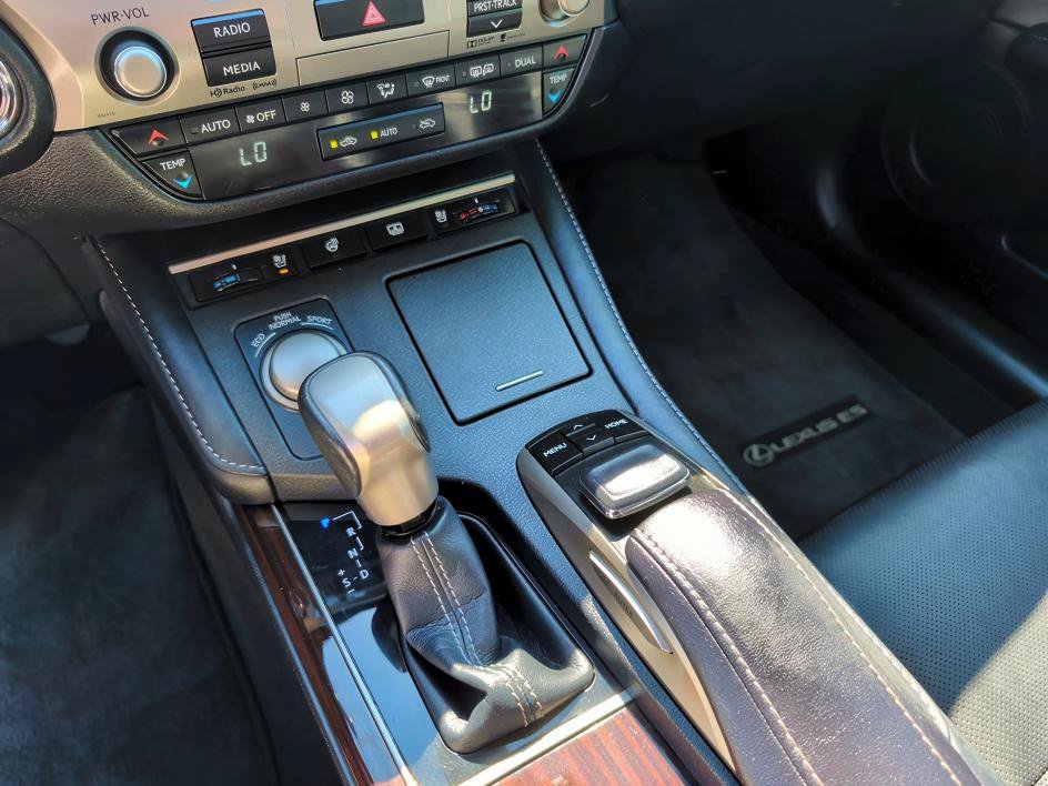 Used 2016 Lexus ES 350 w/ Luxury Package w/Wood Trim FWD image 26