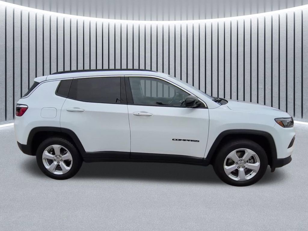Used 2022 Jeep Compass Latitude w/ Sun and Sound Group AWD/4WD image 11