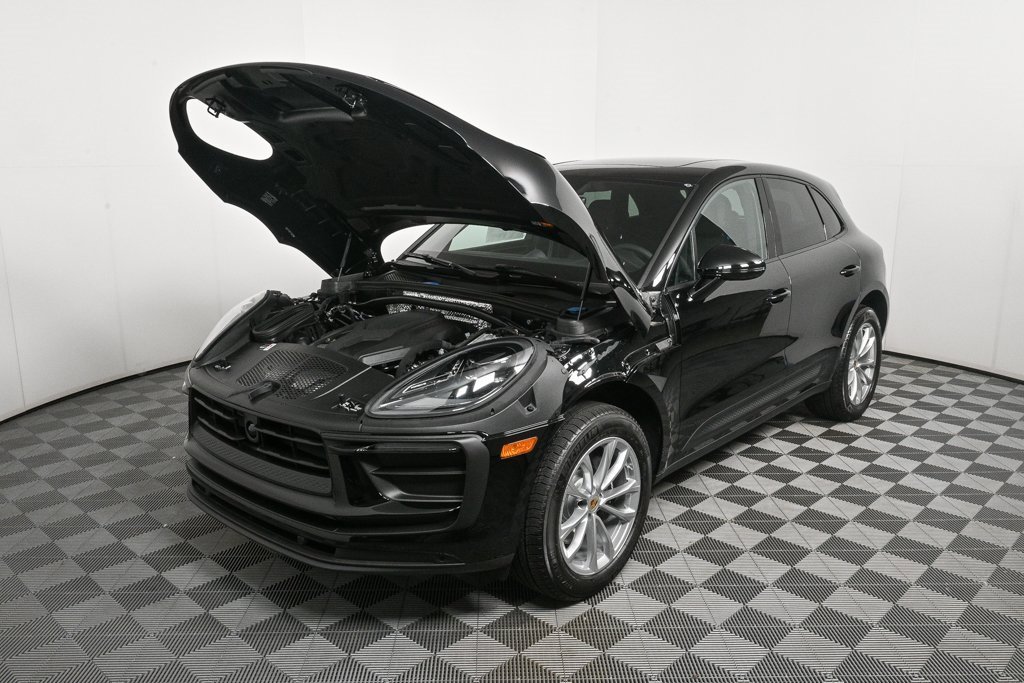 Certified 2025 Porsche Macan image 33