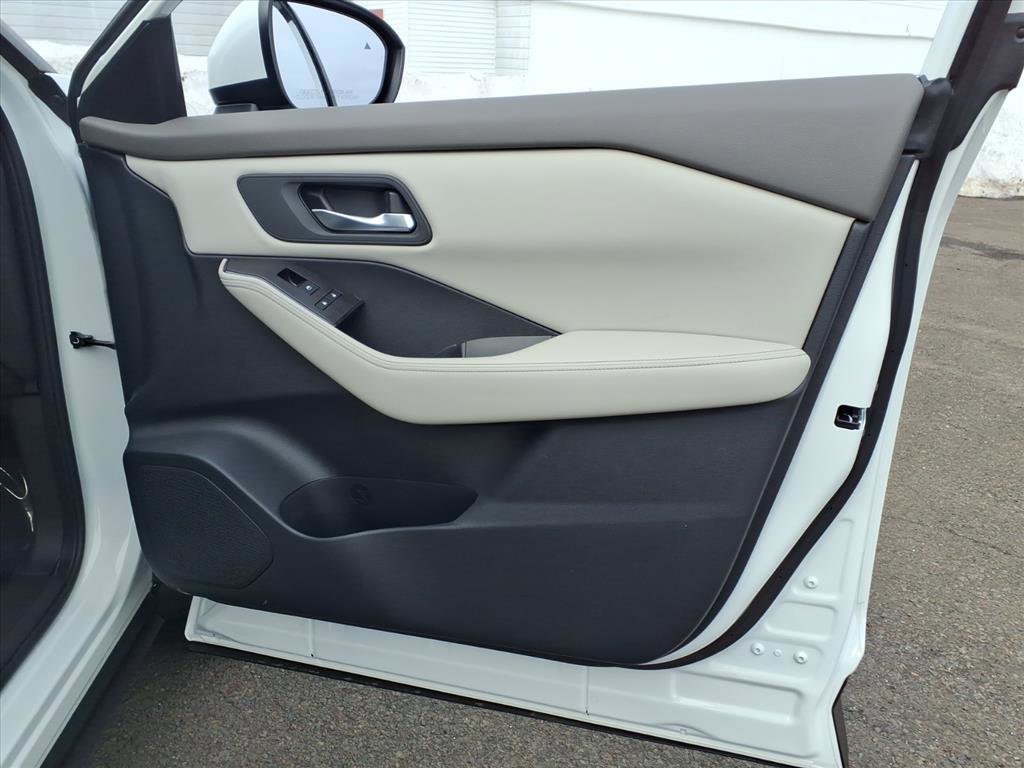 Used 2025 Nissan Rogue SV image 12