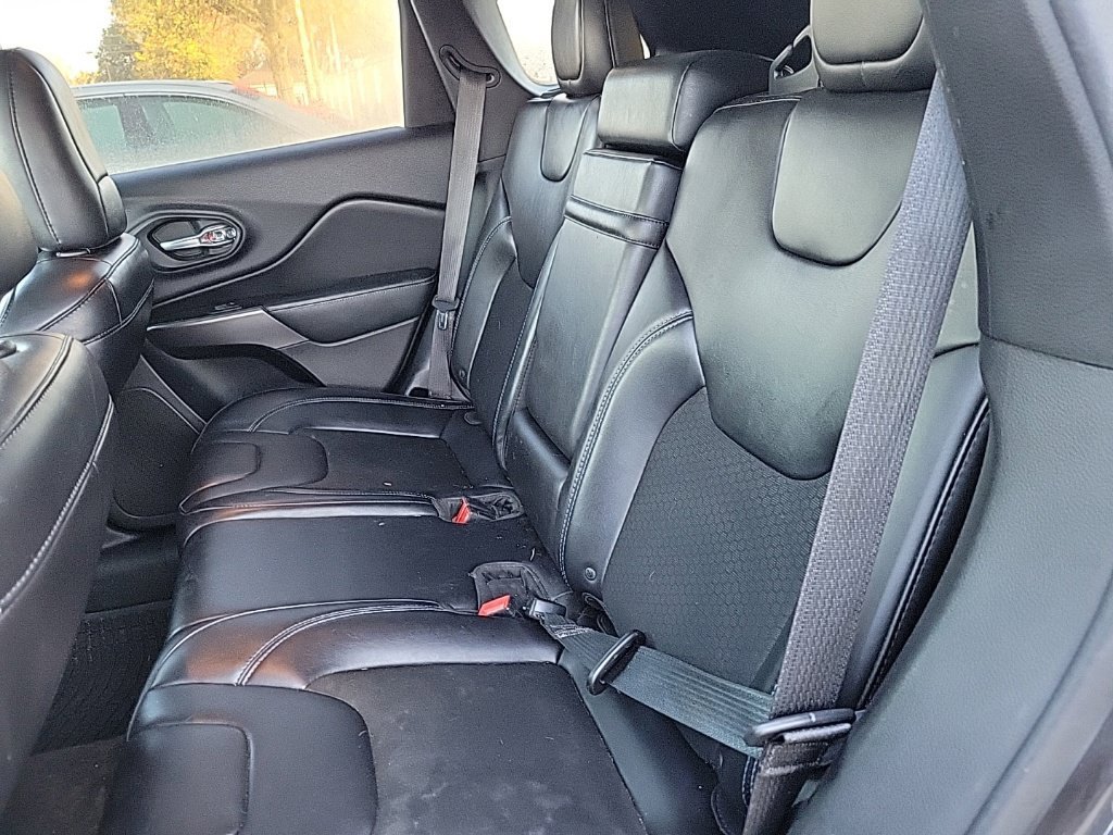 Used 2019 Jeep Cherokee Latitude Plus w/ Comfort/Convenience Group AWD/4WD image 13