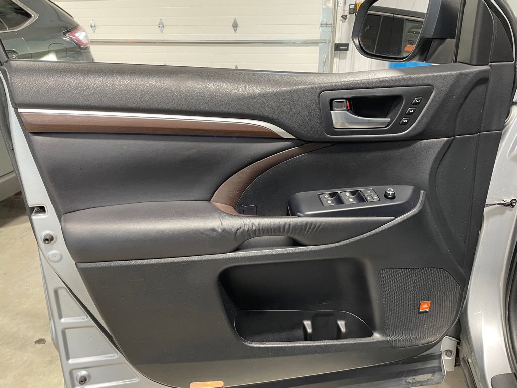 Used 2016 Toyota Highlander Limited Platinum image 12