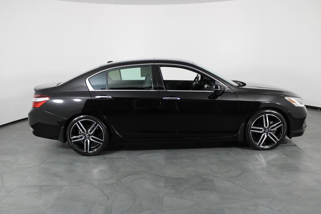 Used 2017 Honda Accord Touring image 11