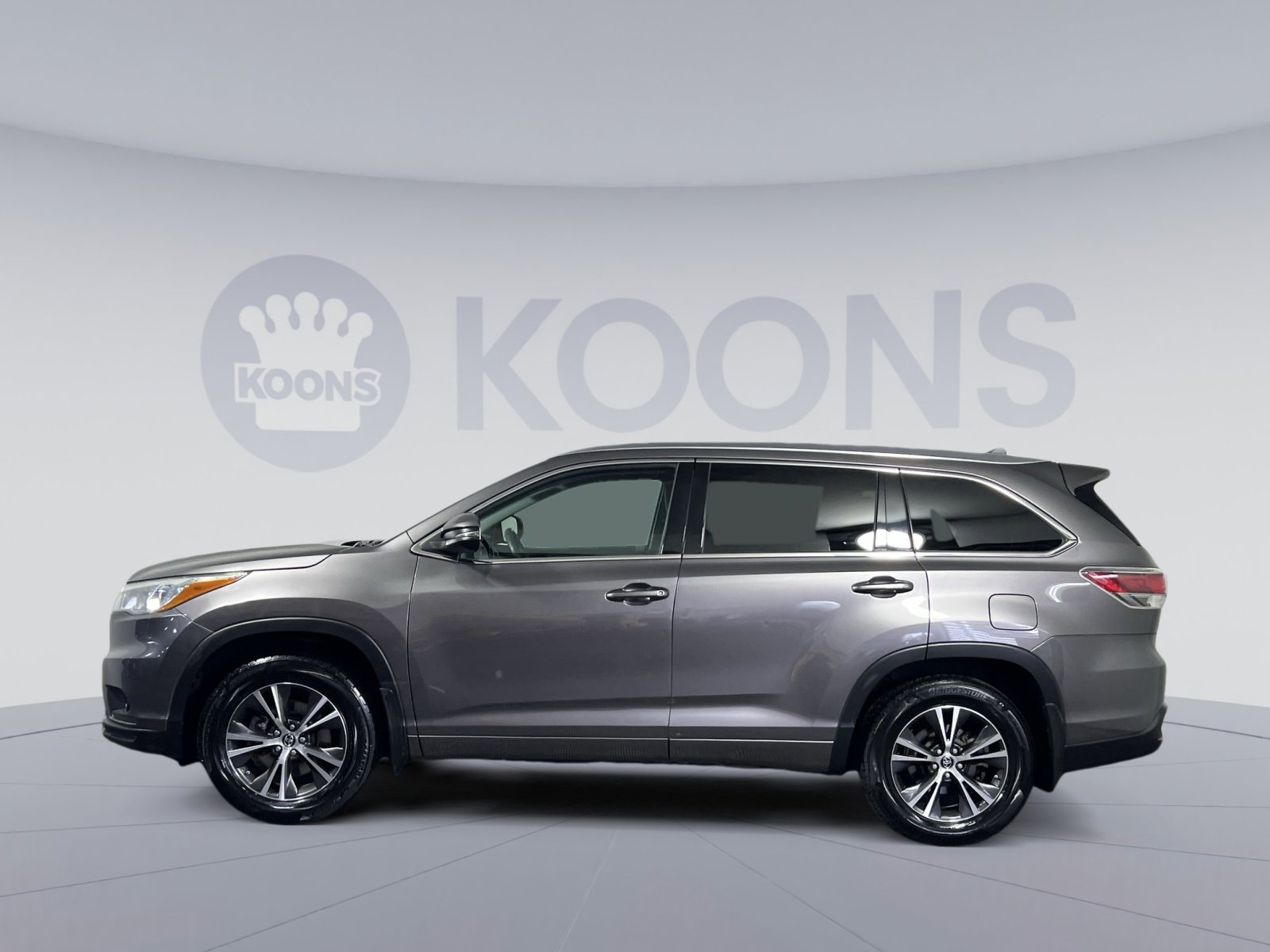 Used 2016 Toyota Highlander XLE image 2