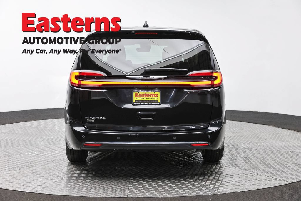 Used 2023 Chrysler Pacifica Touring-L FWD image 6