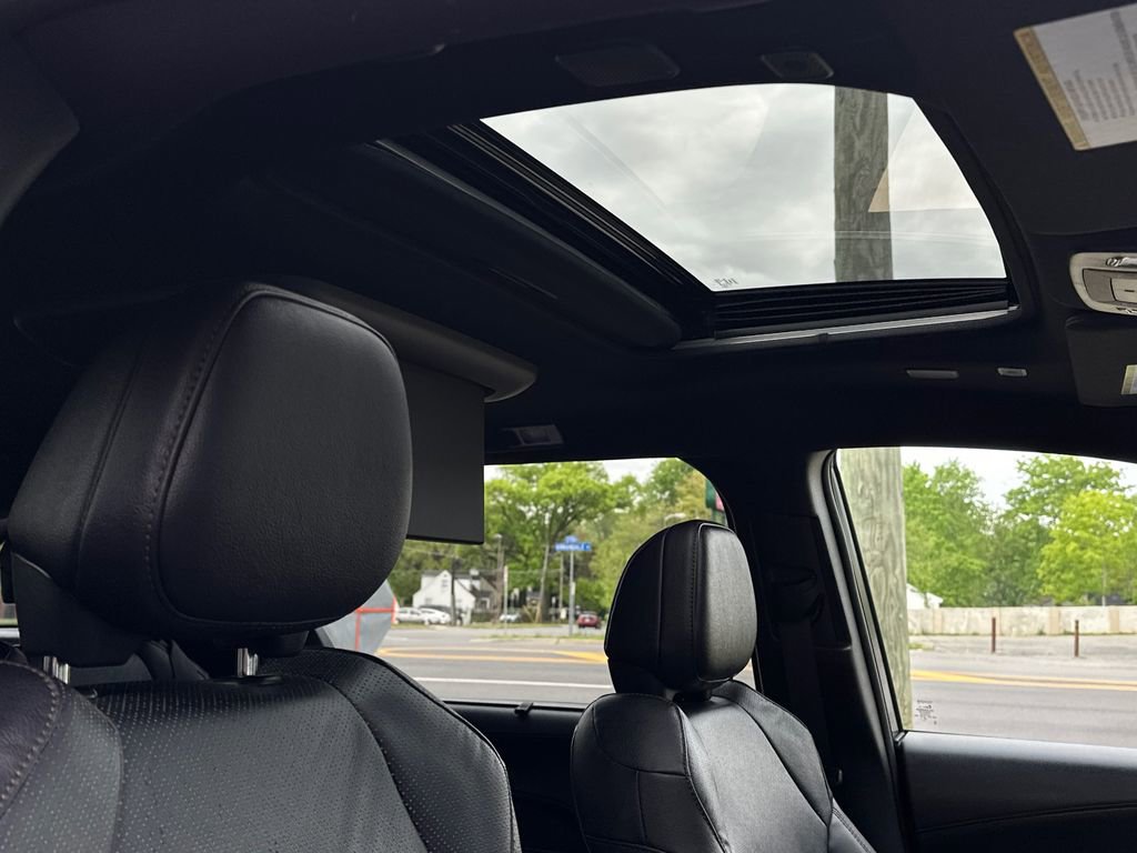 Used 2025 Toyota Sienna Platinum AWD/4WD image 16