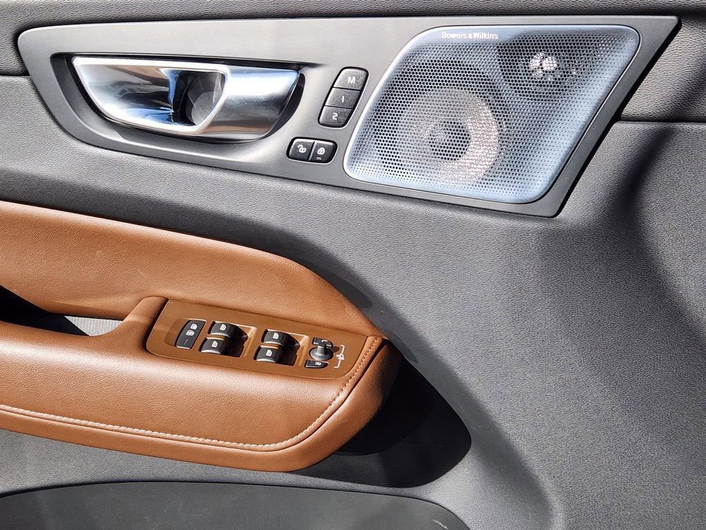 Used 2023 Volvo XC60 T8 Ultimate image 13