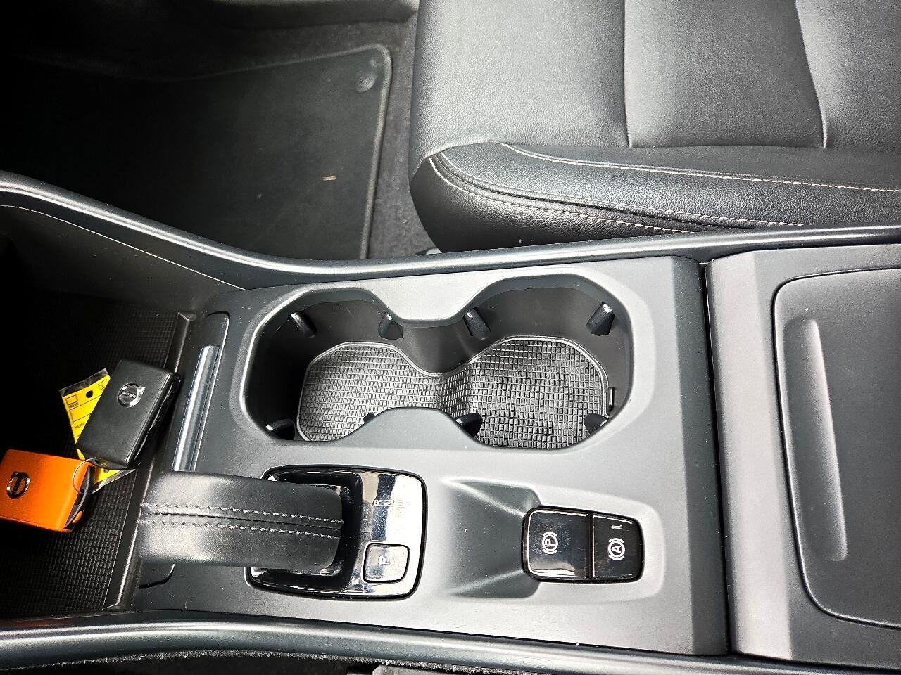 Used 2021 Volvo XC40 T4 Momentum image 18