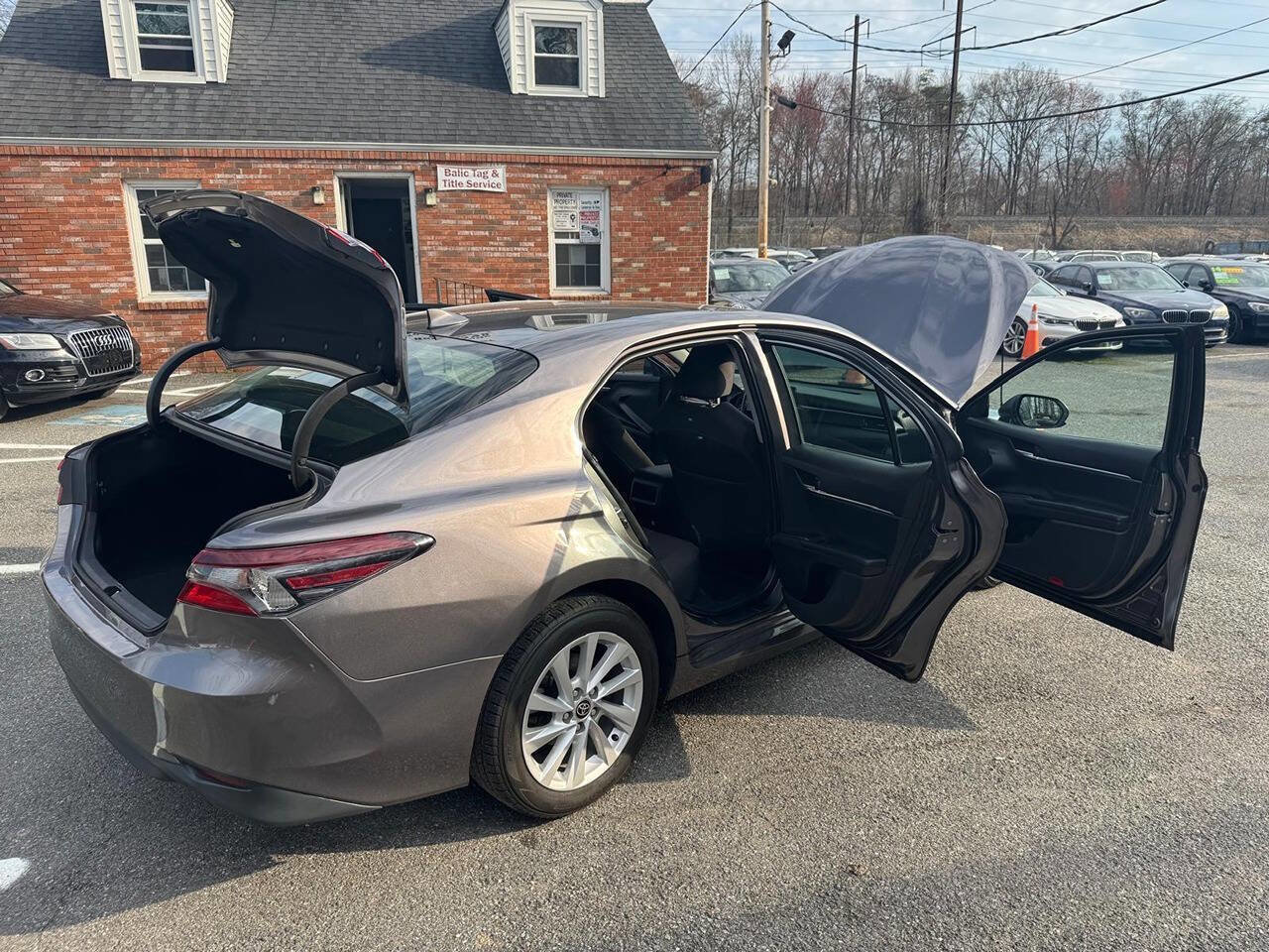 Used 2022 Toyota Camry LE image 10