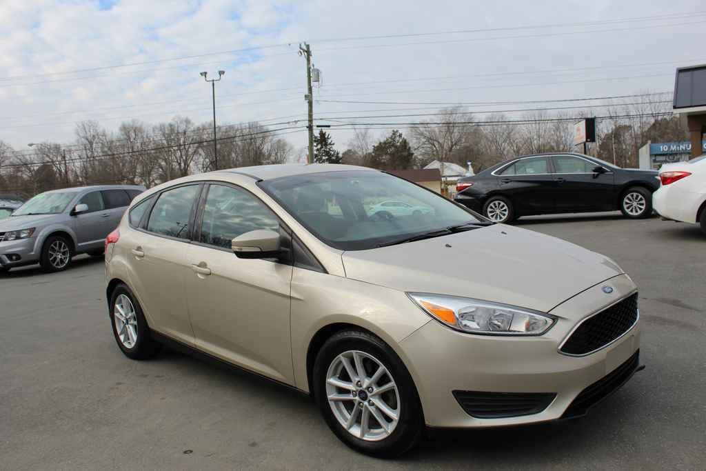 Used 2017 Ford Focus SE w/ Cold Weather Package image 3