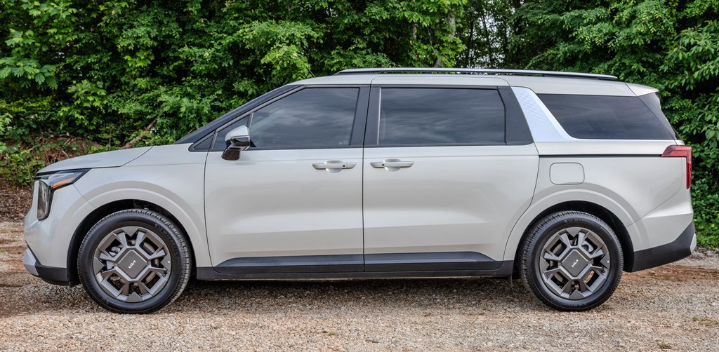 Used 2025 Kia Carnival EX FWD image 2