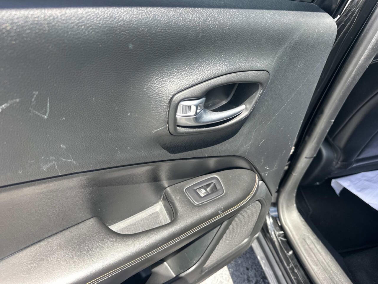 Used 2019 Jeep Compass Latitude w/ Popular Equipment Group FWD image 11