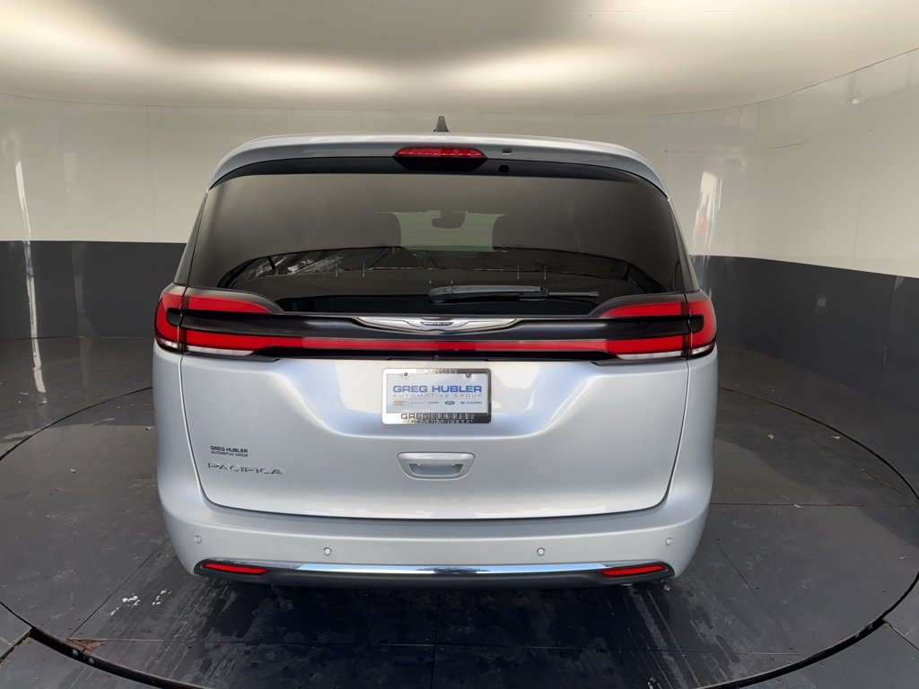 Used 2023 Chrysler Pacifica Touring image 11