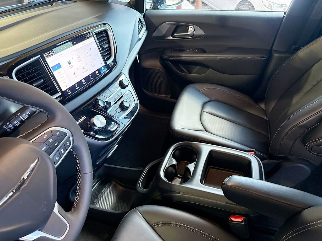Used 2026 Chrysler Pacifica Select image 26