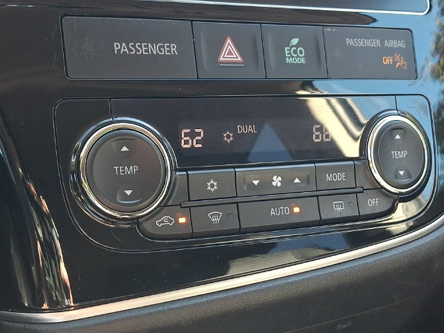Used 2017 Mitsubishi Outlander SEL AWD/4WD image 17