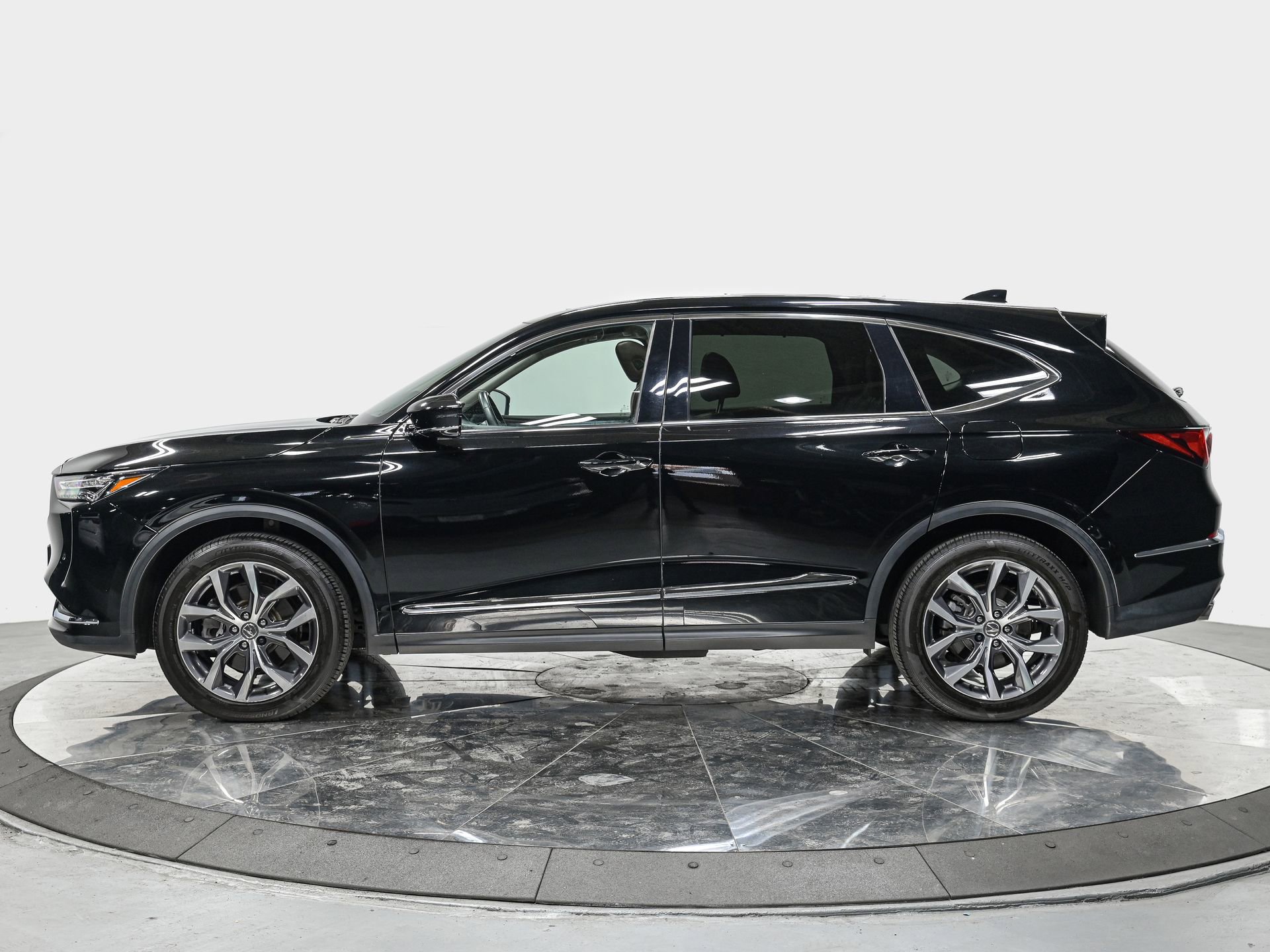 Used 2022 Acura MDX SH-AWD w/ Technology Package image 2