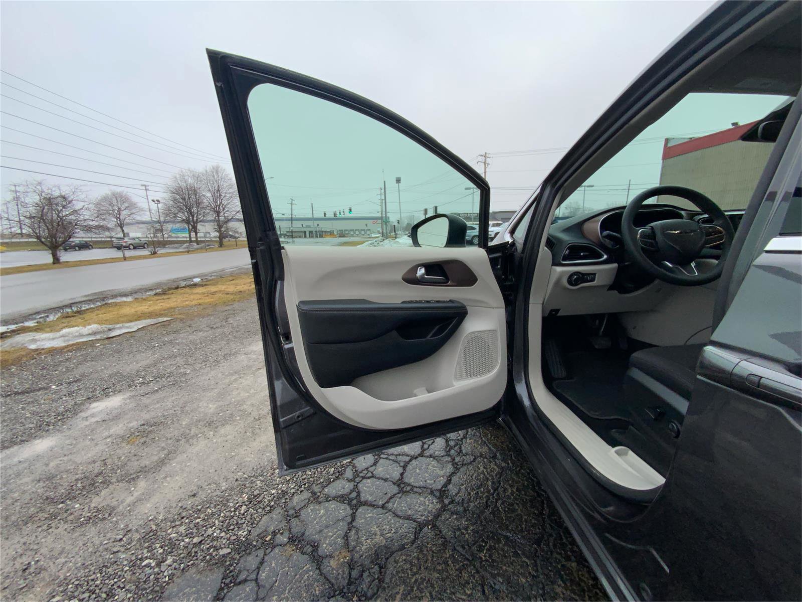 Used 2023 Chrysler Voyager LX image 20