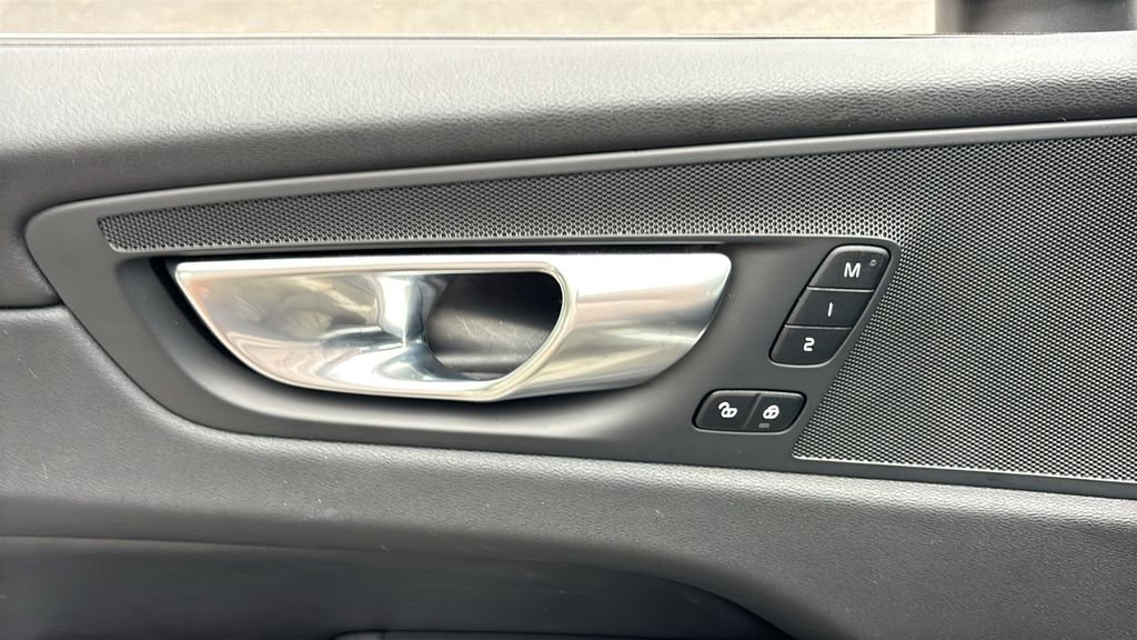 Certified 2025 Volvo XC60 B5 Plus AWD/4WD image 11