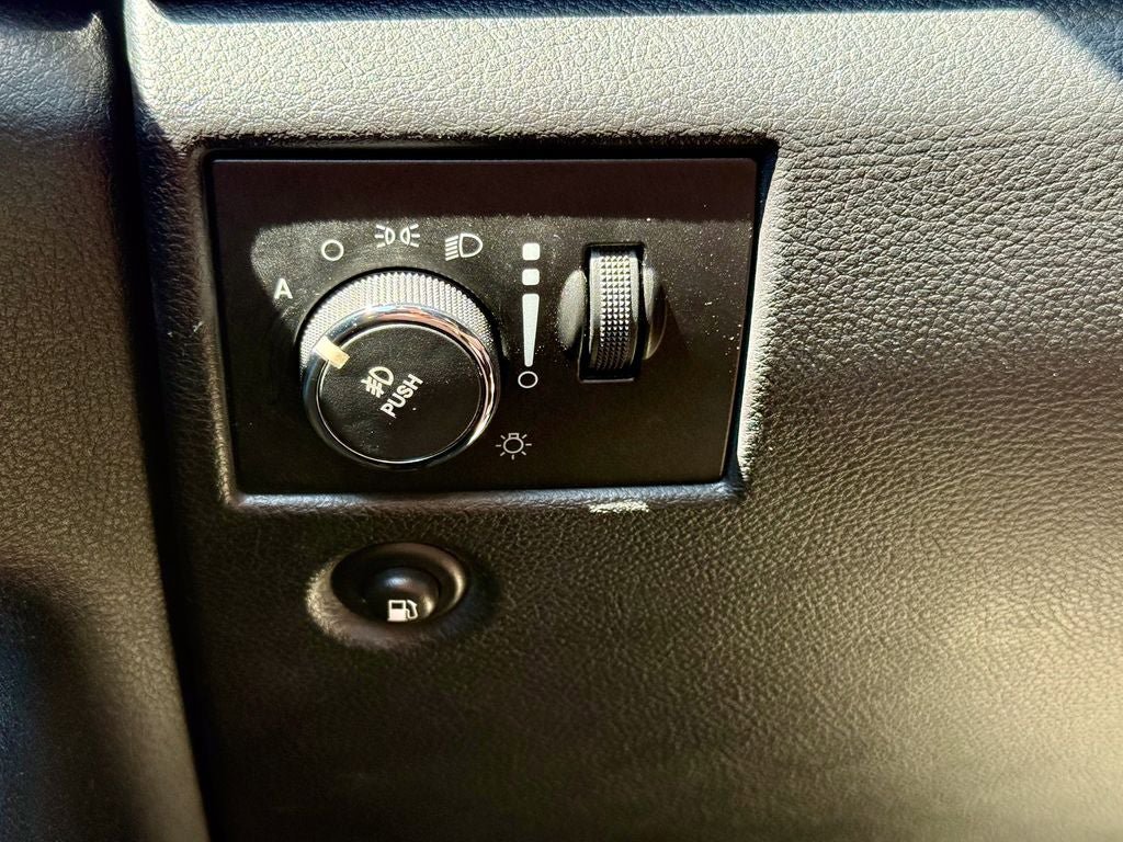 Used 2012 Jeep Grand Cherokee Laredo w/ Laredo E Group AWD/4WD image 22