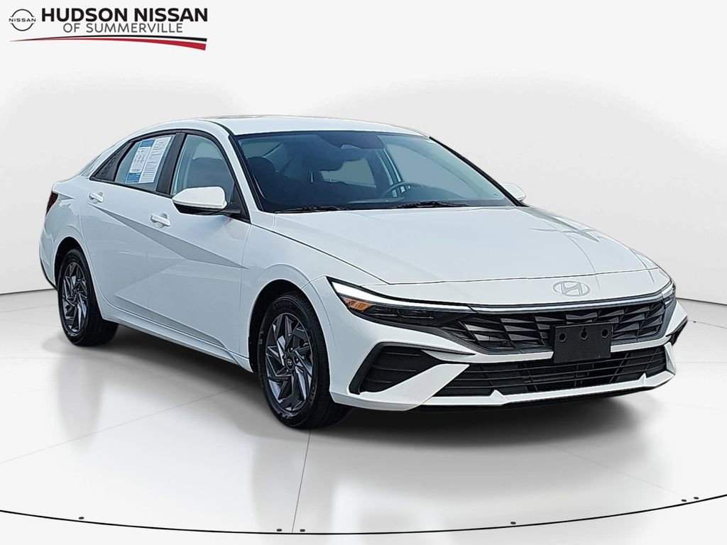 Used 2024 Hyundai Elantra SEL FWD image 1