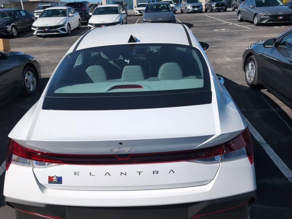 New 2026 Hyundai Elantra SE FWD image 15