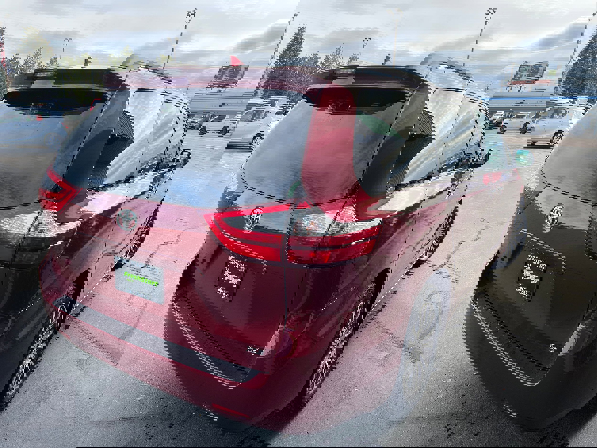 Used 2018 Toyota Sienna XLE image 4