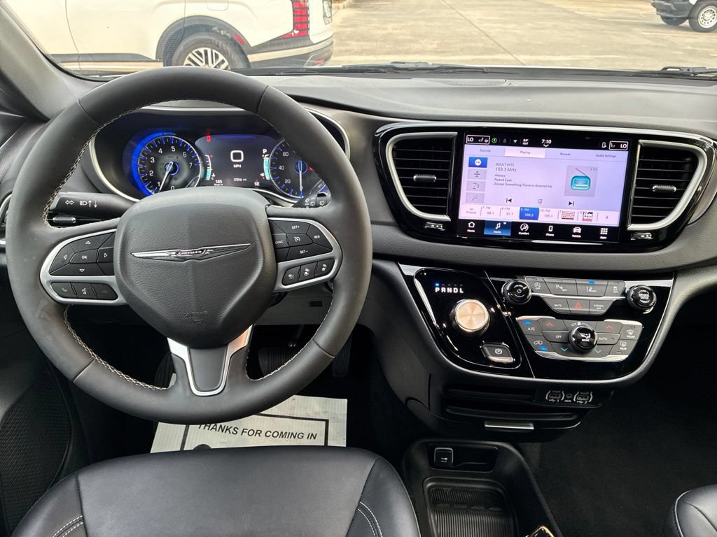 Used 2025 Chrysler Pacifica Select FWD image 17