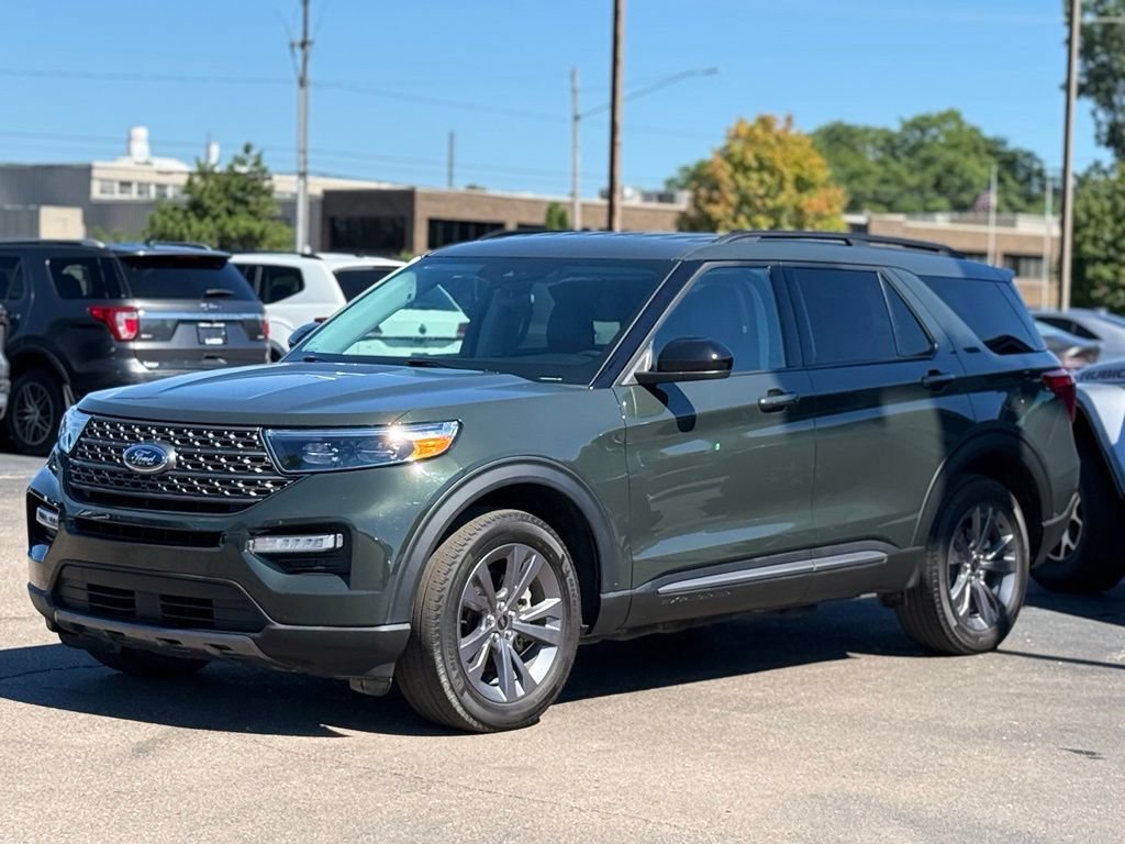 Used 2024 Ford Explorer XLT w/ Equipment Group 202A AWD/4WD image 40