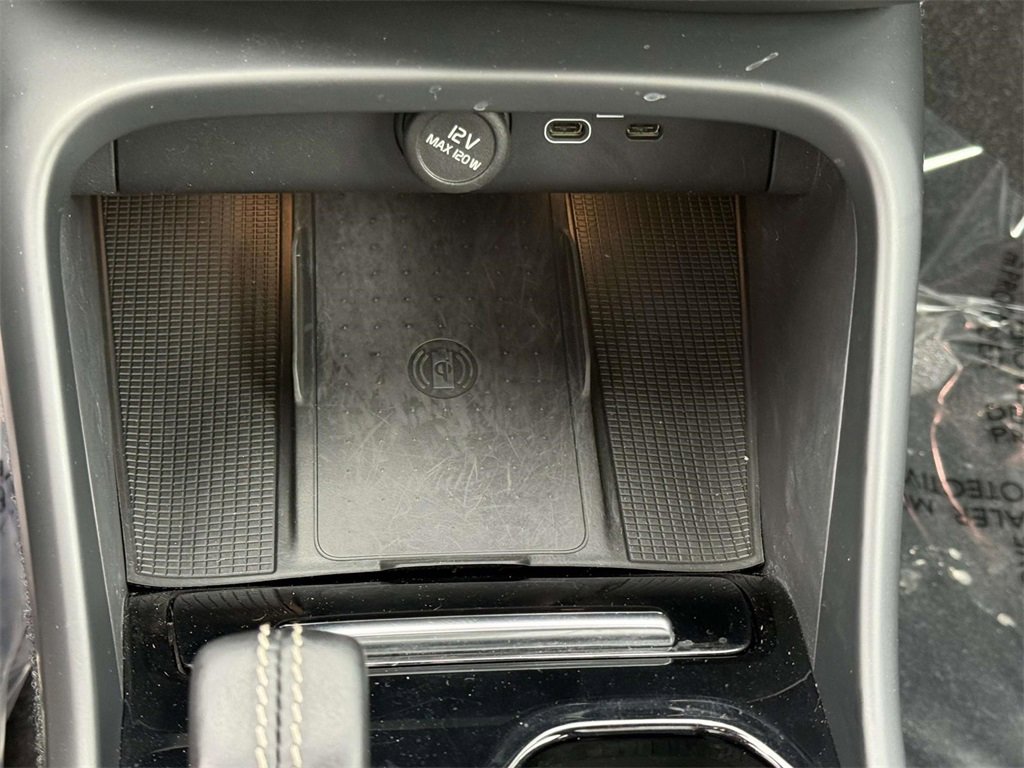 Used 2022 Volvo XC40 P8 Recharge Ultimate image 24