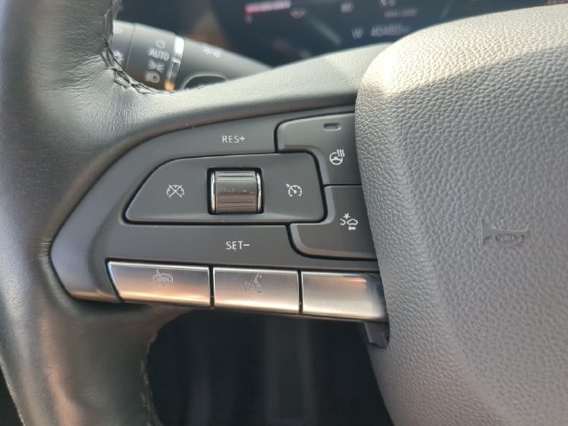 Used 2024 Cadillac XT4 Luxury w/ Cold Weather Package FWD image 30
