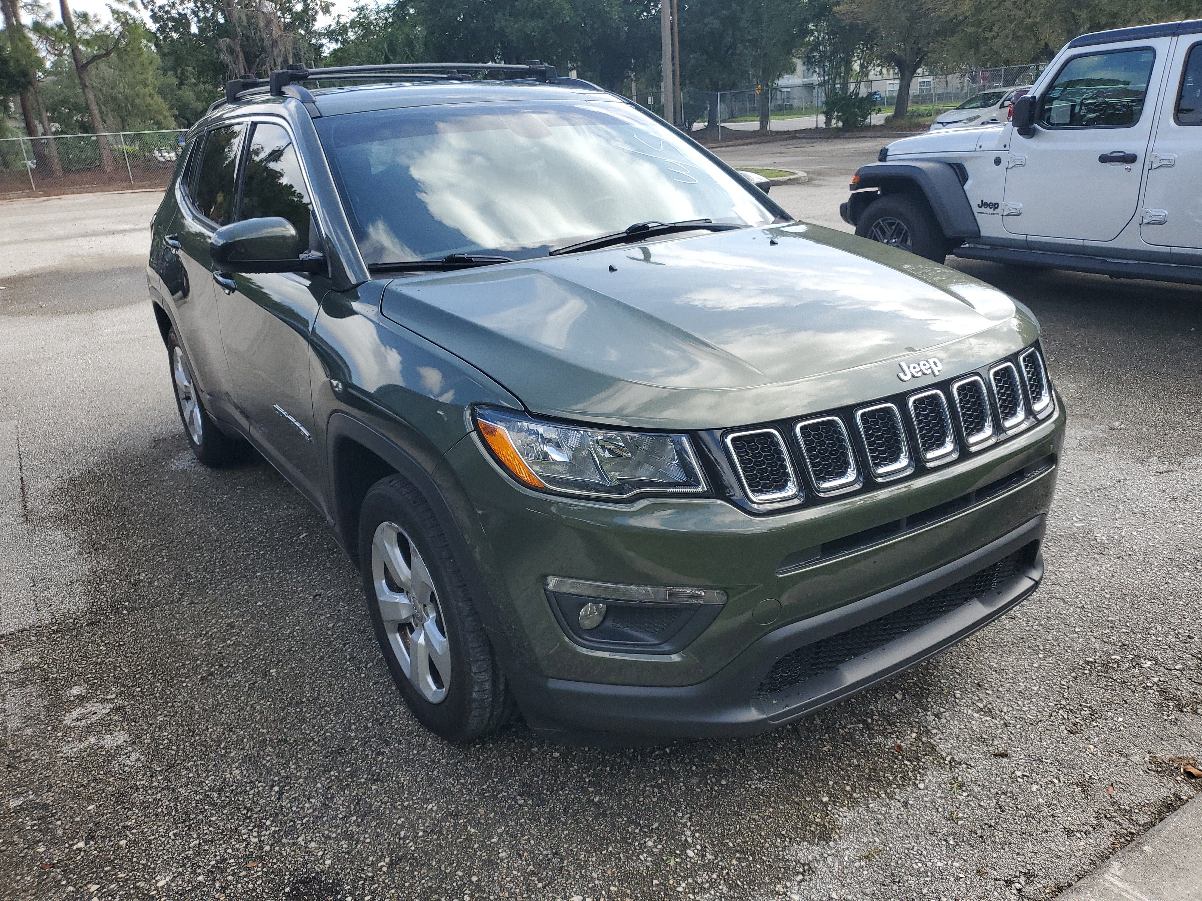 Used 2018 Jeep Compass Latitude w/ Safe & Security Group FWD image 2