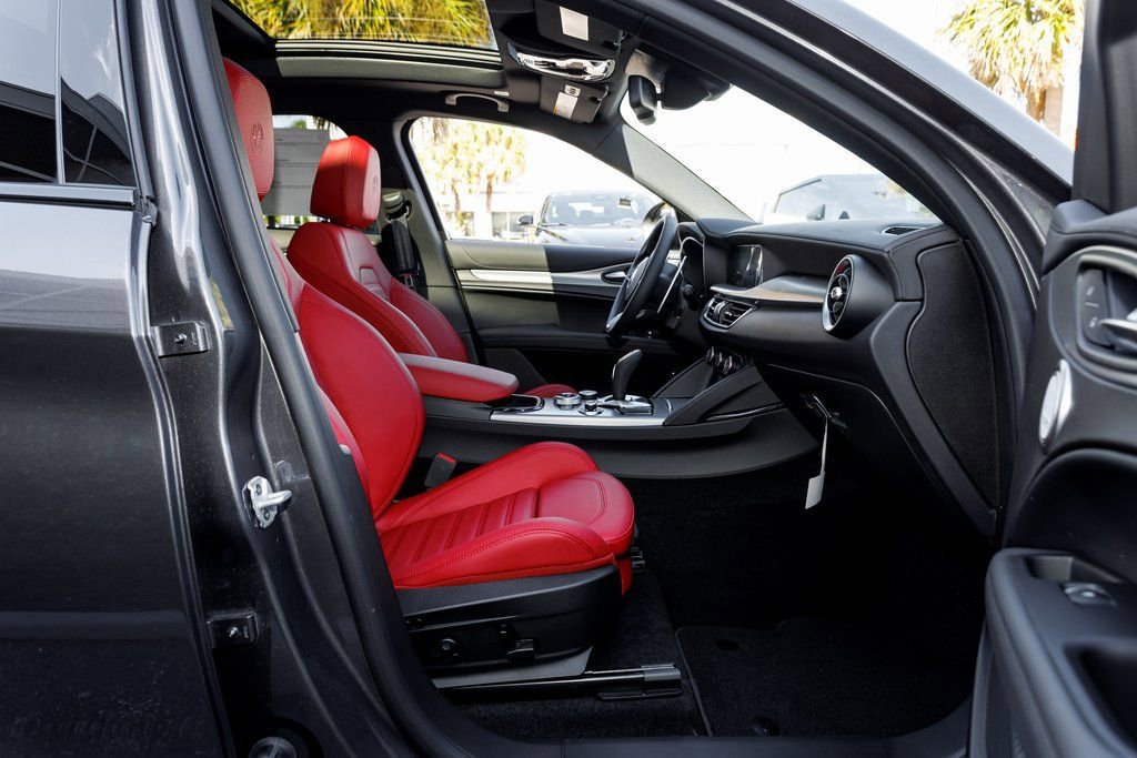 New 2025 Alfa Romeo Stelvio Sprint image 39