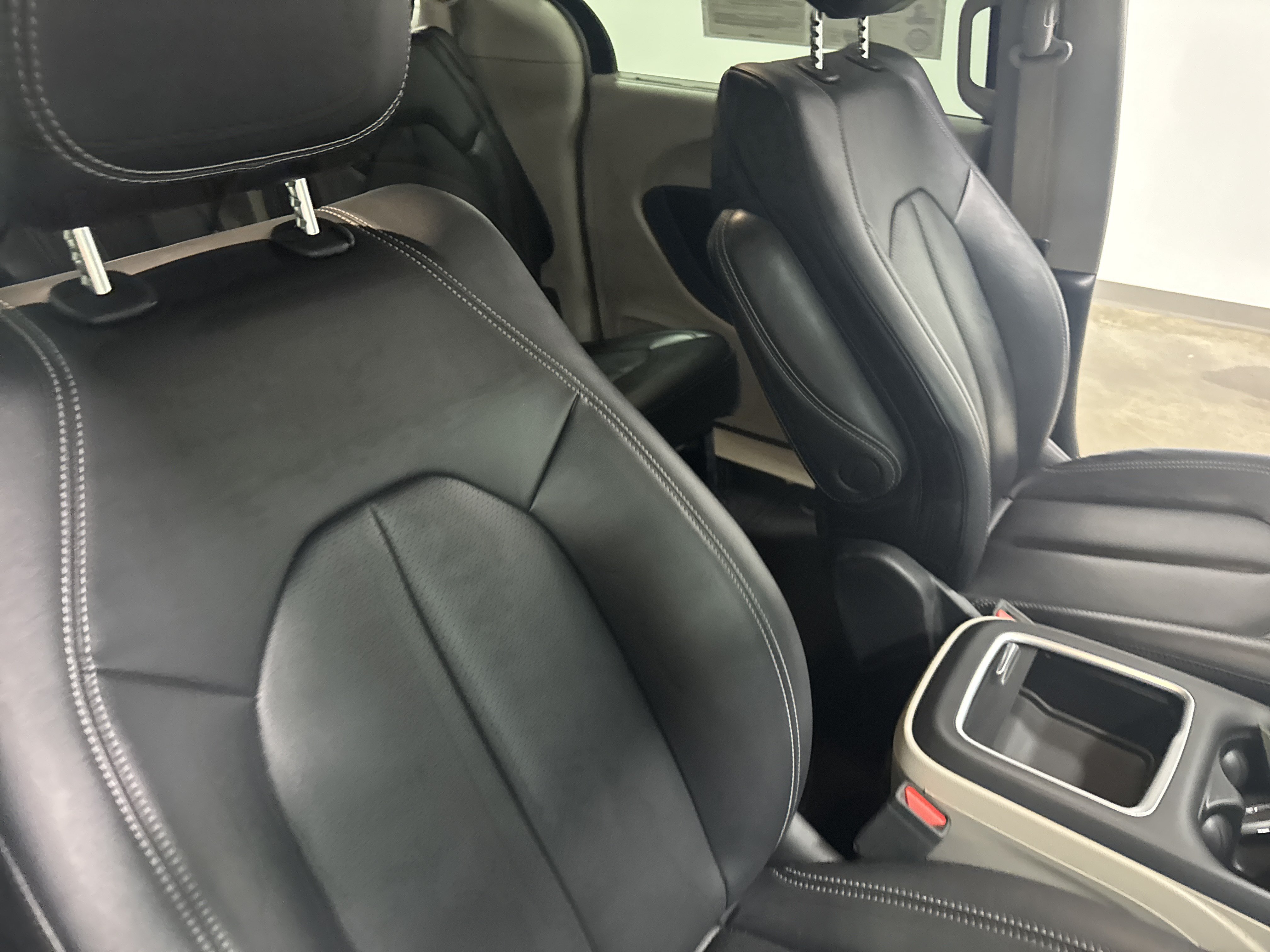Used 2024 Chrysler Pacifica Touring-L FWD image 41
