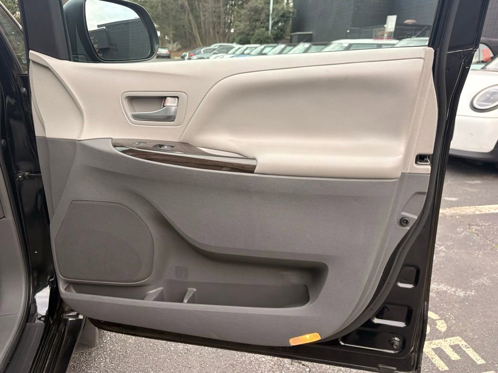 Used 2016 Toyota Sienna XLE image 27