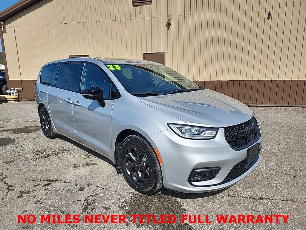 Used 2023 Chrysler Pacifica Limited w/ S Appearance Package image 1