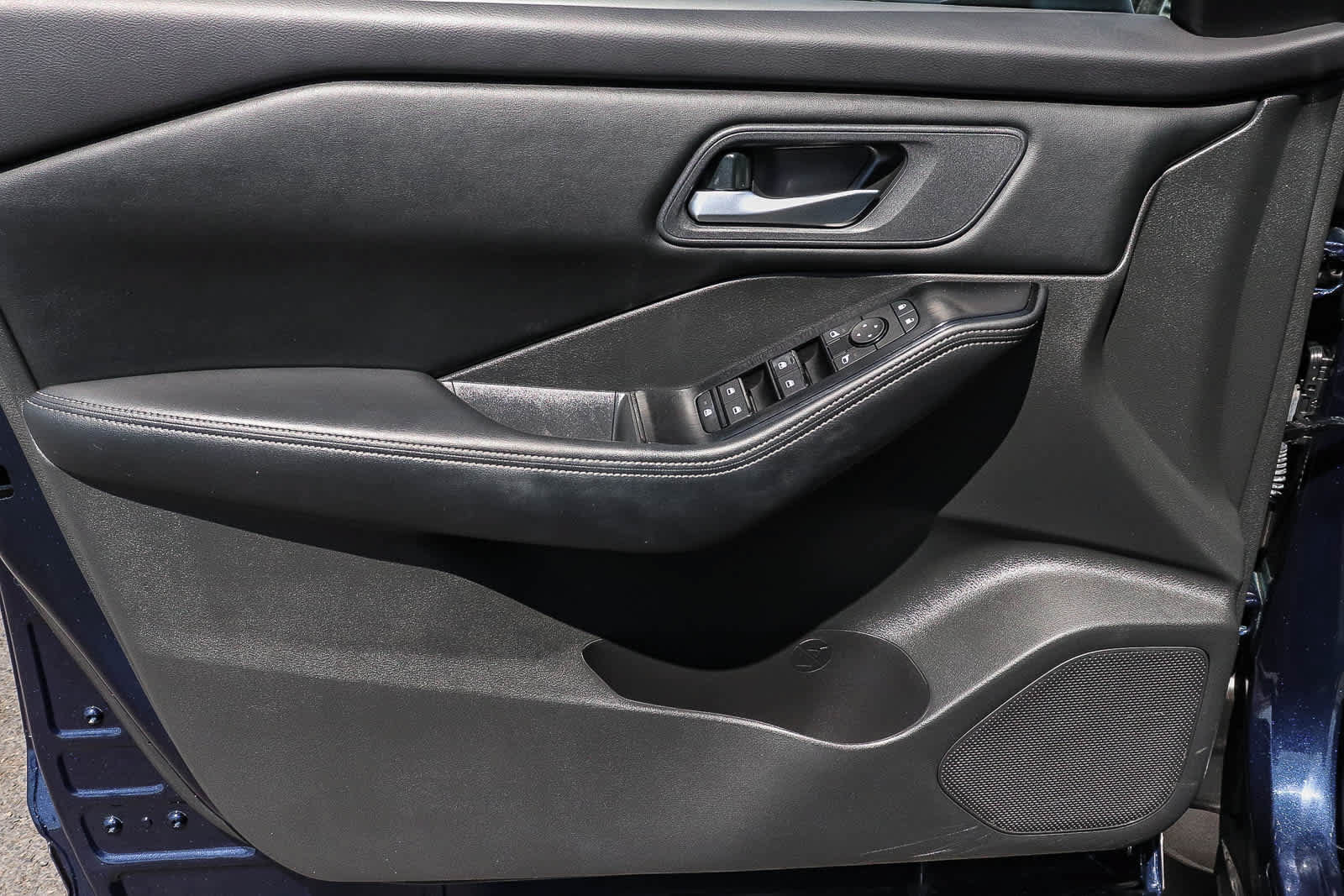 Used 2025 Nissan Rogue SV FWD image 30