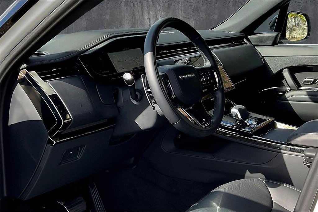 Used 2025 Land Rover Range Rover Sport Dynamic SE image 16
