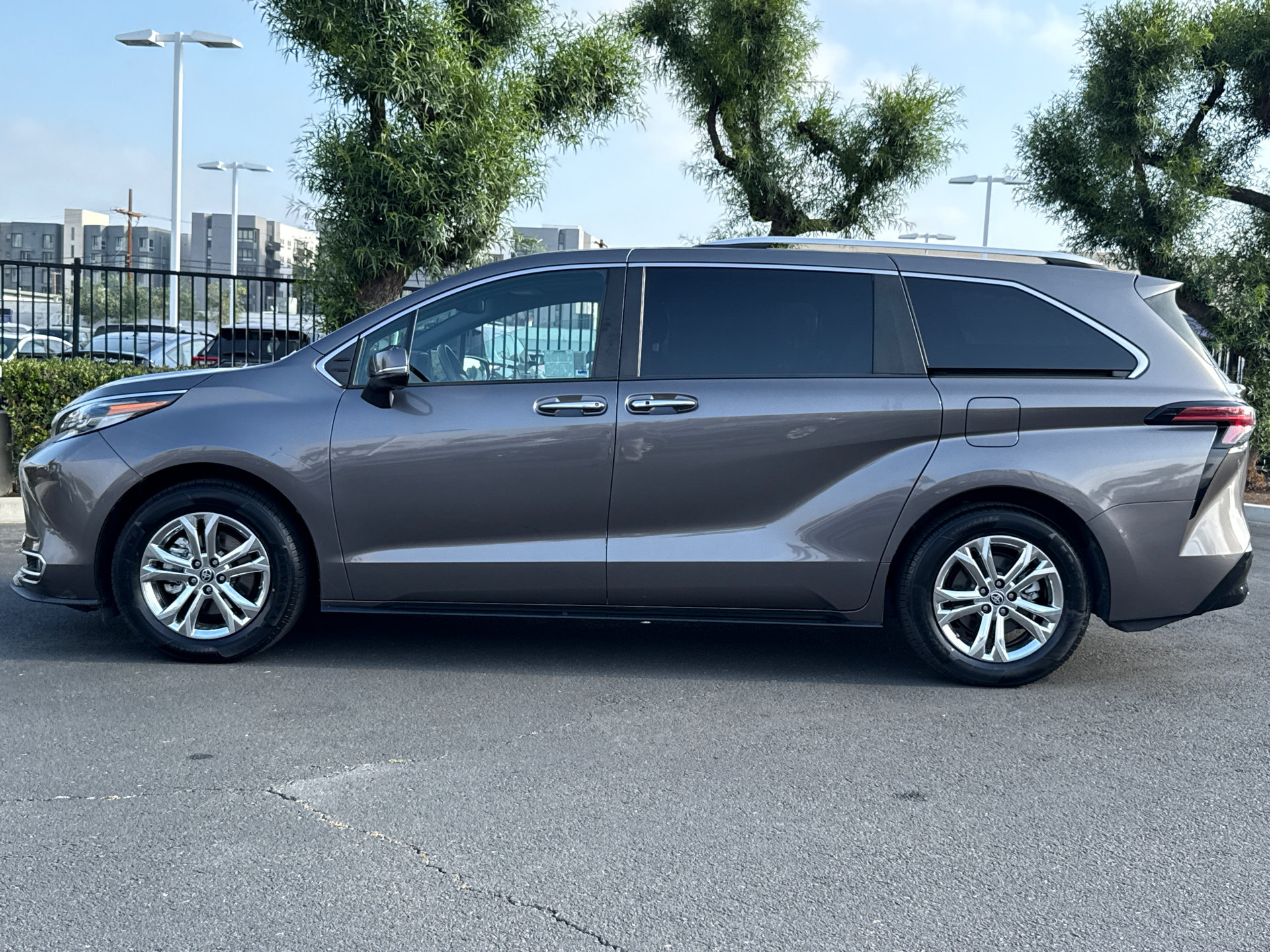 Used 2023 Toyota Sienna Platinum FWD image 7