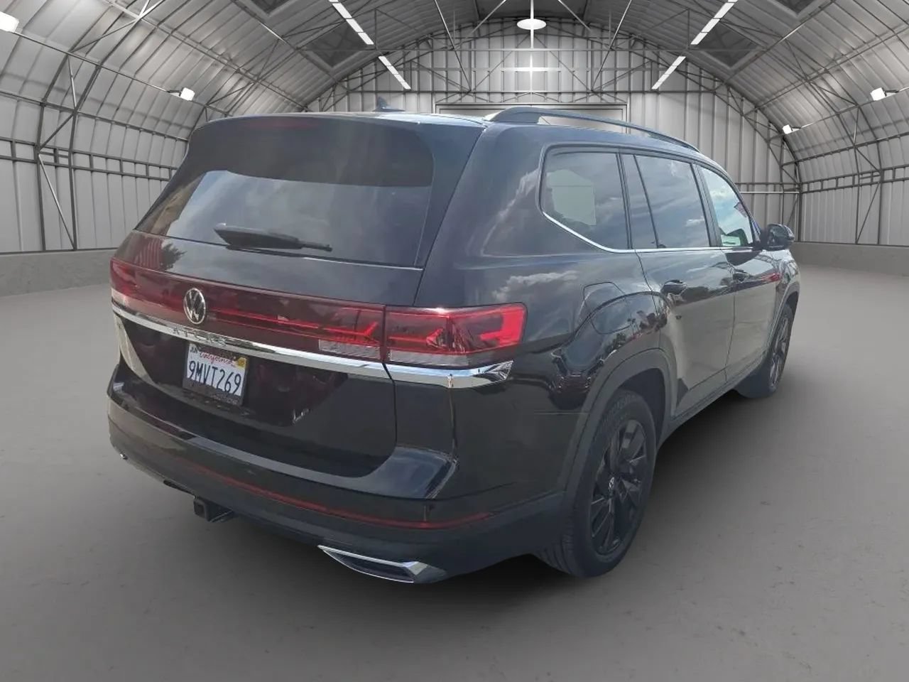 Used 2024 Volkswagen Atlas SE w/ Panoramic Sunroof Package FWD image 2