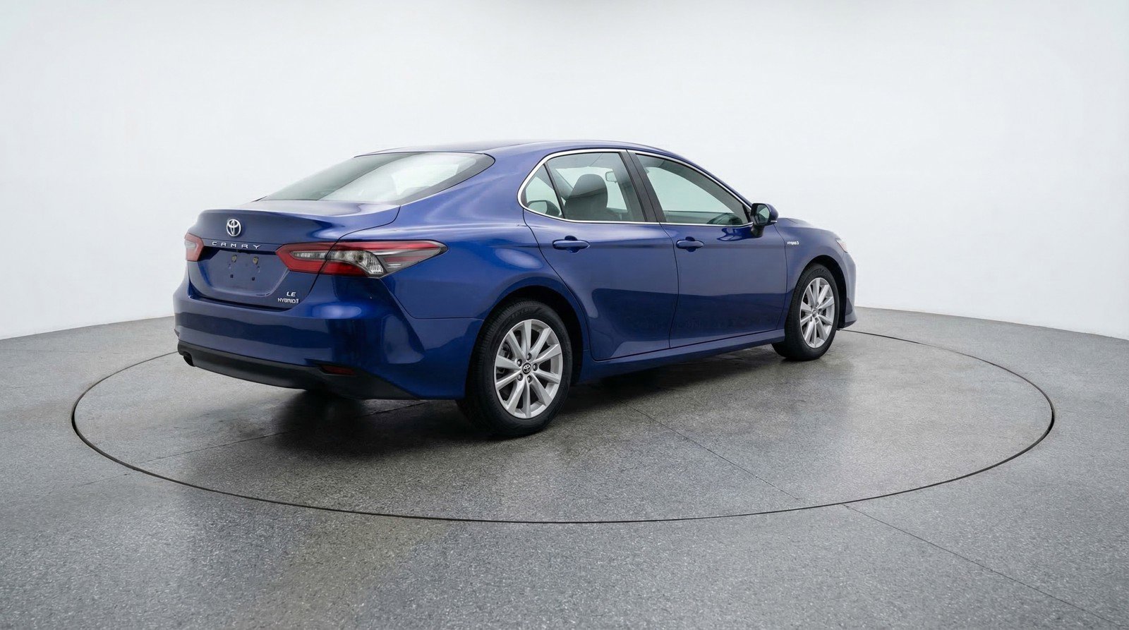 Used 2025 Toyota Camry LE FWD image 9