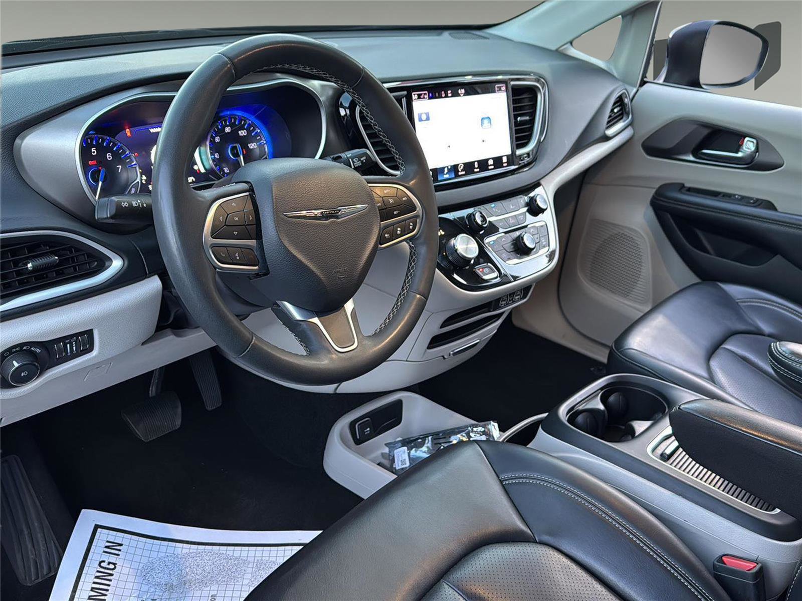 Used 2023 Chrysler Pacifica Touring-L FWD image 12