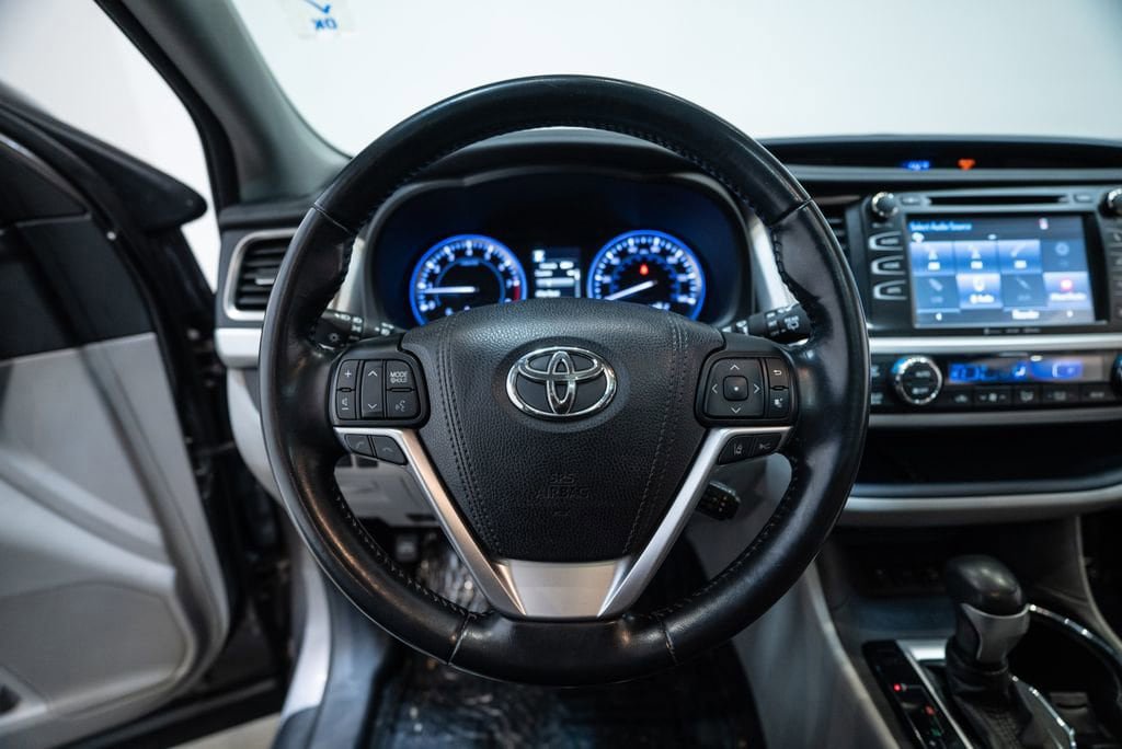 Used 2018 Toyota Highlander XLE AWD/4WD image 17
