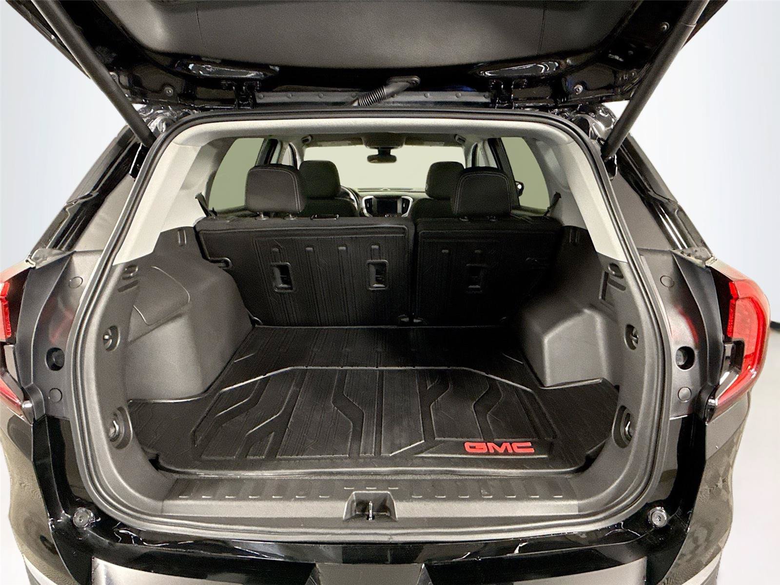 Used 2023 GMC Terrain SLE w/ Driver Convenience Package FWD image 17