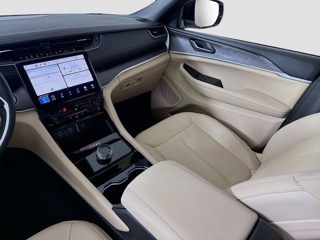 Used 2023 Jeep Grand Cherokee Limited image 25