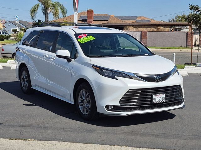 Used 2026 Toyota Sienna XLE FWD image 3