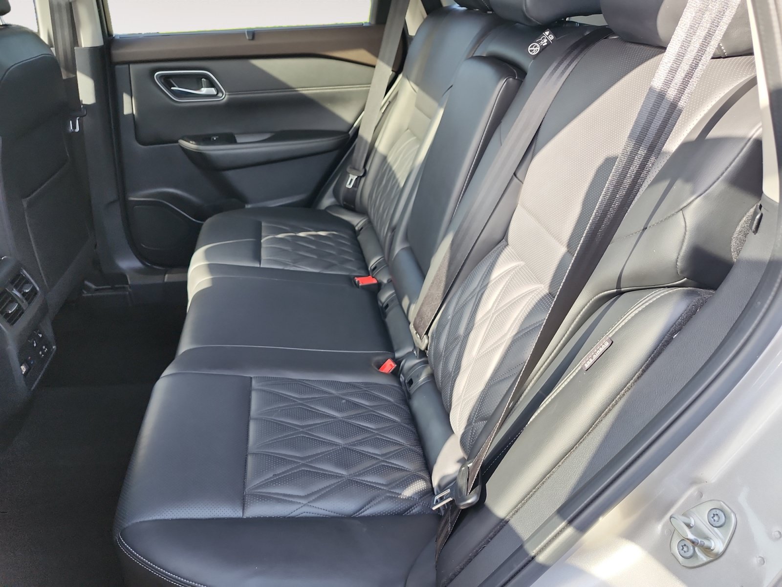 Used 2021 Nissan Rogue Platinum AWD/4WD image 13