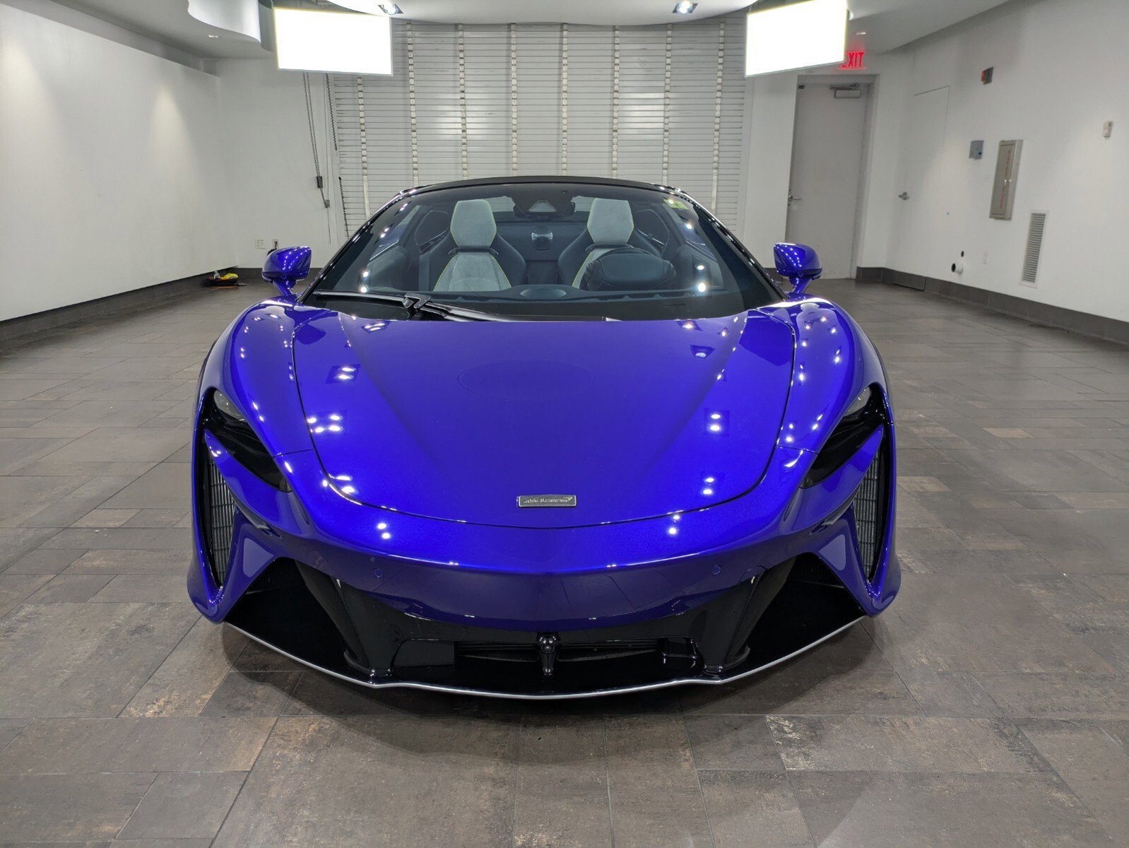 Used 2025 McLaren Artura Spider image 2