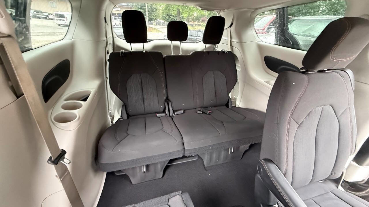Used 2017 Chrysler Pacifica Touring FWD image 56
