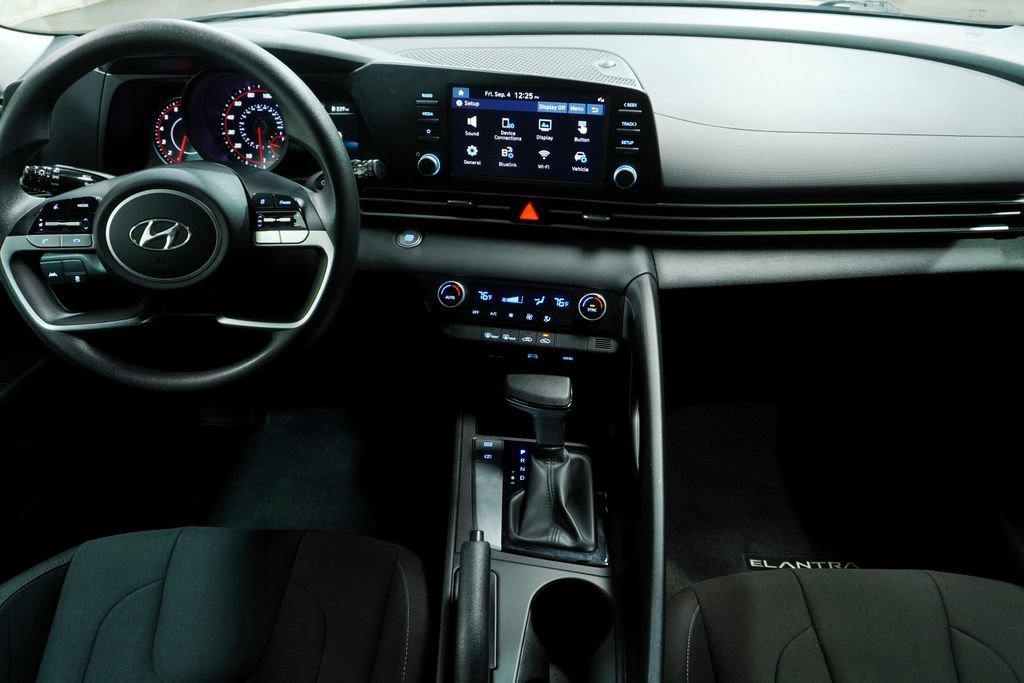 Used 2023 Hyundai Elantra SEL w/ Preferred Accessory Package FWD image 15