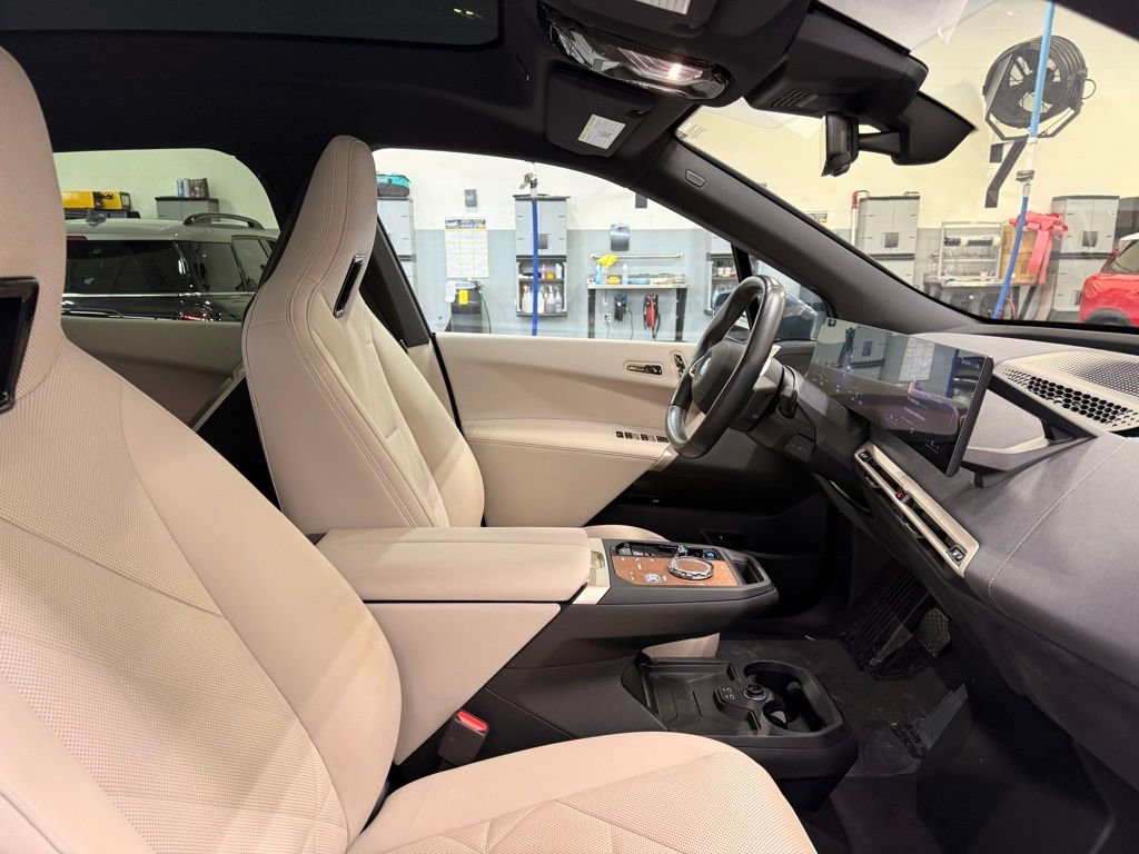 Used 2023 BMW iX xDrive50 w/ Premium Package image 29